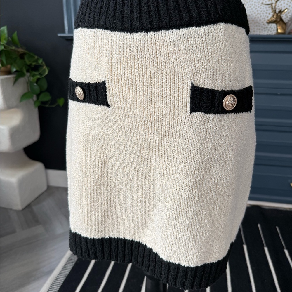 Chic Black and Cream Knit Skirt
